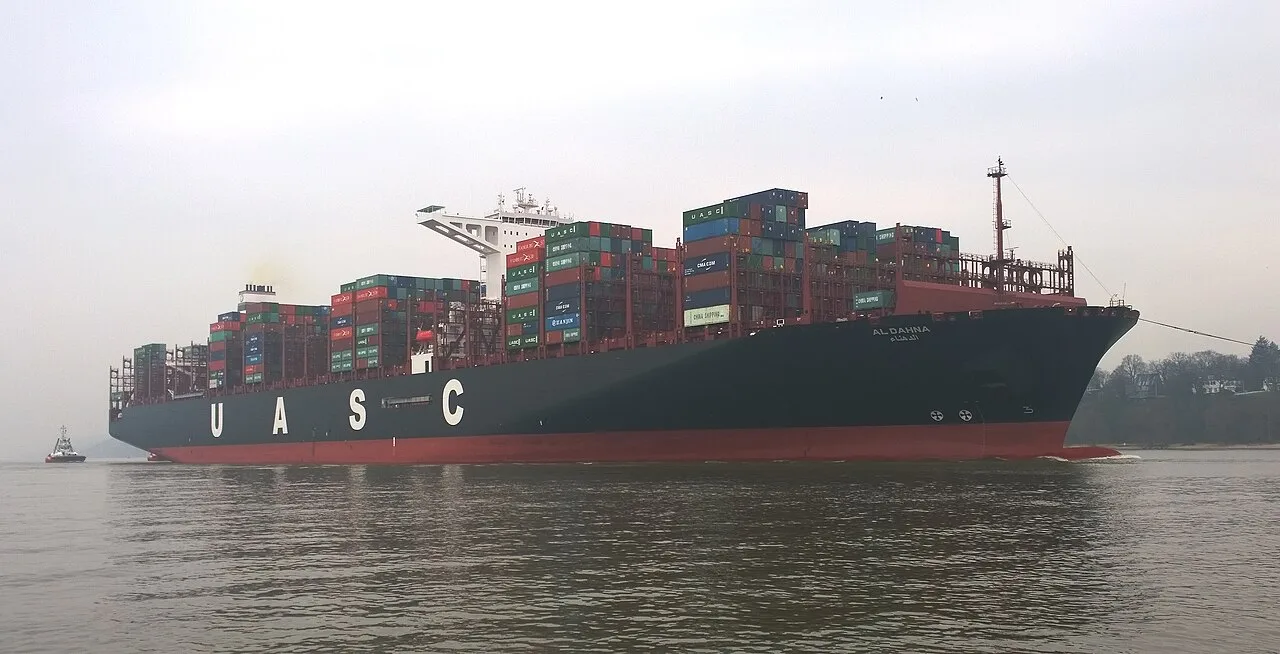 Al Dahna on the River Elbe, approaching Hamburg, in its earlier UASC livery.